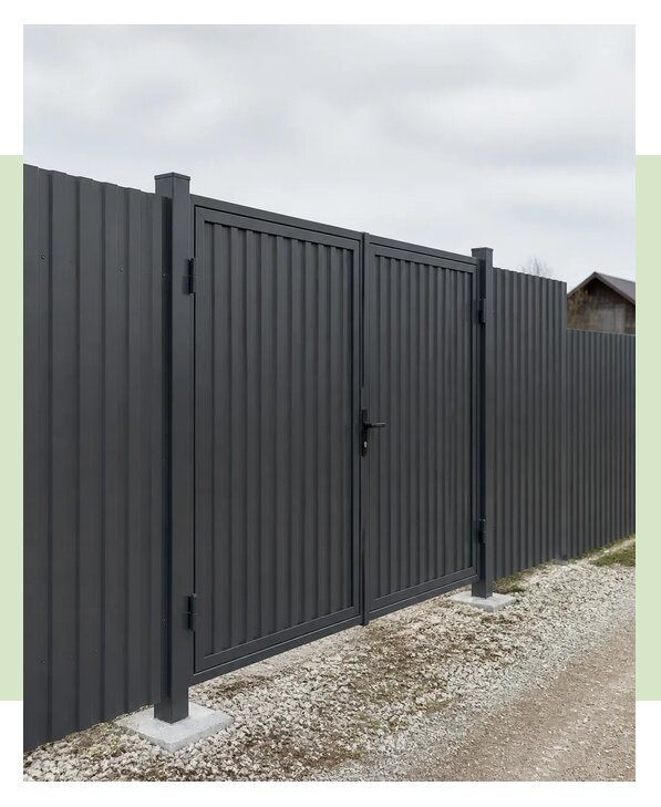 Забор из профнастила с воротами в Старой Руссе по цене от 7643 р. | ЗаборЭксеперт-Срс